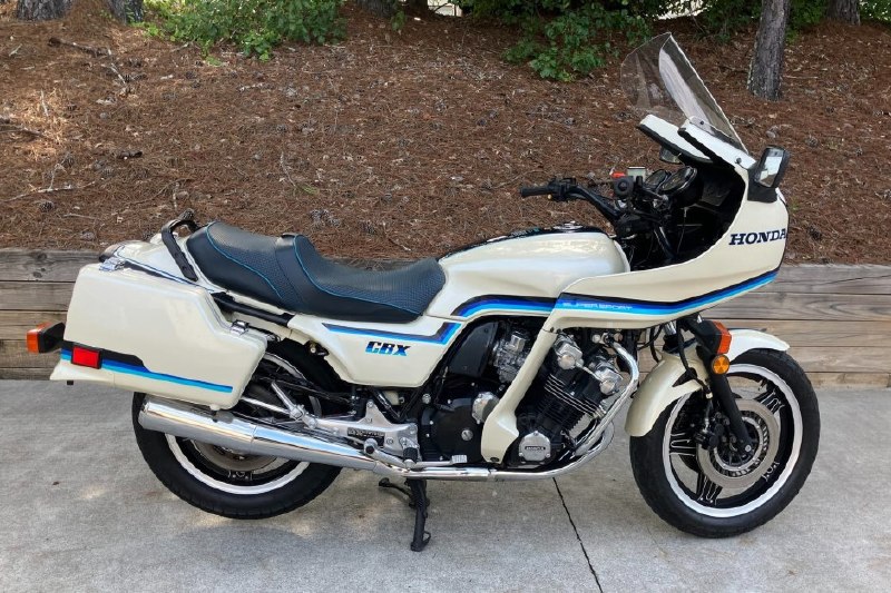 Сегодня мы хотим поговорить о настоящем раритетном мотоцикле - Honda CBX Super S