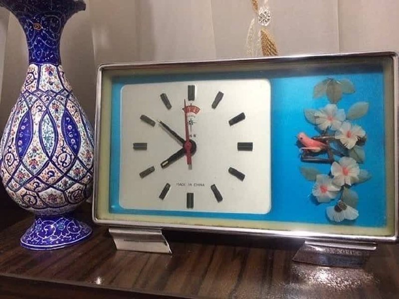 خاطرات خانه ی پدری: خونه ها طاقچه داشتند و روی طاقچه ها یکی از این ساعتها بود که صدای زنگش عین آژیر خطر بود فکر کنم با صداش حتی همسایه ها هم