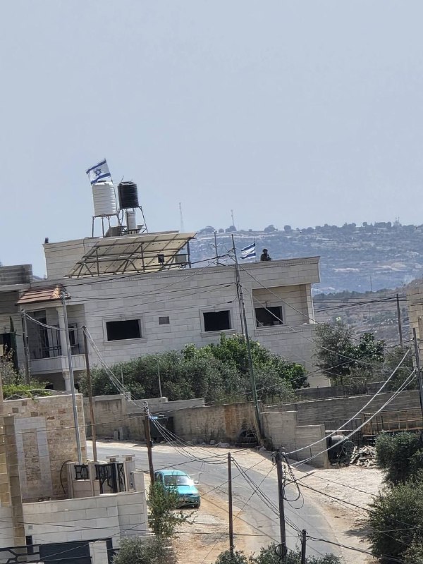 דחוף: חיילי הכיבוש הופכים בית לצריף צבאי ומניפים מעליו את דגלם בעיירה ביתא שמדרום לשכם.