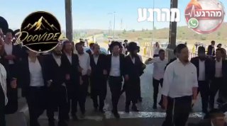 حريديم يقطعون طريقاً رئيسية إلى القدس احتجاجاً على اعتقال