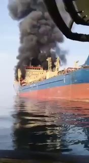 В Ормузском проливе атакованы как минимум три танкера, один из них загорелсяЦентр морской безопасности Омана сообщил, что нефтетанкер Skylight под флагом Палау подвергся нападению недалеко от полуострова Мусандам. Четыре человека получили ранения, весь эки