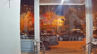 "Leaky BDSM-batman" in Red trouhans שנמצאו בפרברן פוטקובו מיסטריע בחליפה לטקס שחור ועם חור על התחת הלך ללא…
