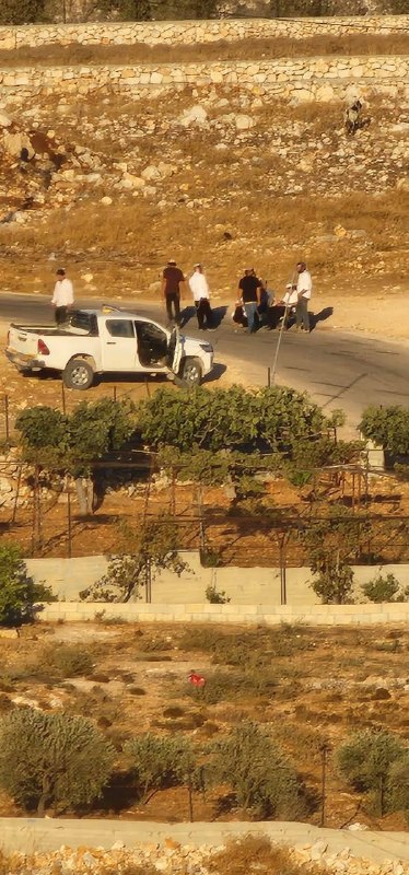 דחוף: מתנחלים מסתערים על הכפר ברקה, מזרחית לרמאללה.