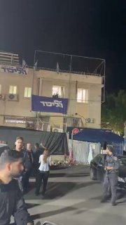 ‼ ראש הממשלה נתניהו מבקר בעיר נתניה ומבקש מאנשים להצביע.