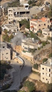 הרגע שבו הפציץ הכיבוש את בתיהם של ההרוגים חמודה ואחמד אל-ג'עבה, בעיר חברון.