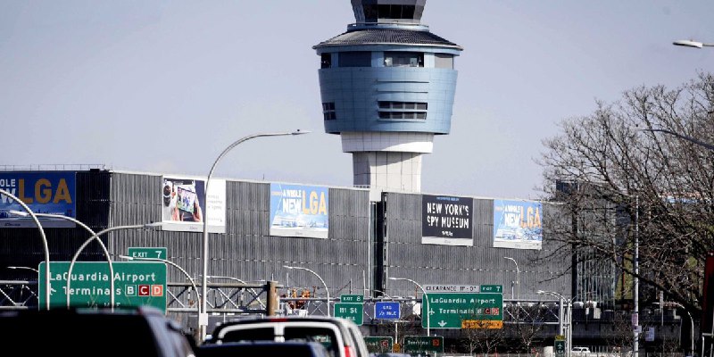 Speeding jet slams on breaks and has to abort takeoff