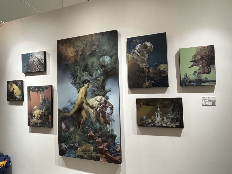 RT yetone今天去看了央美的毕业展，全程惊叹，连连卧槽，不仅看到了 stable diffusion 和 Midjourney 的二创作品，甚至还有一个完成度相当高的集成了 prompts generator 和 Midjourney API 的成熟产品，中国年轻的未来艺术家们已经全面拥抱 AIGC，不跟我说这是央美毕业展的话我还以为参加的是 AIGC Hackathon 