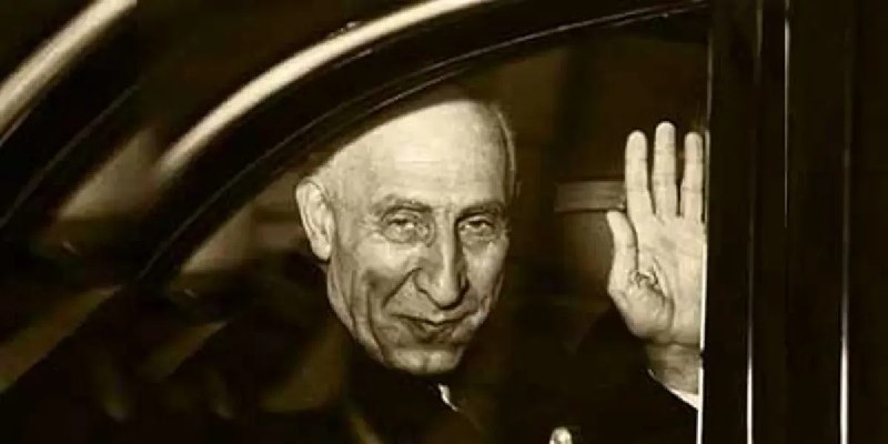عصر ایران: آیا فرمانِ عزلِ مصدق قانونی بود؟🔹سنجابی با صراحت میگوید که در غیابِ مجلسین شاه میتوانست فرمانِ عزلِ نخستوزیر را بدهد.