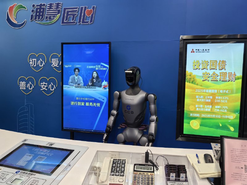 🙋‍♂️：嗨，今天天气怎样？👽：你还是向我提问银行相关业务吧
