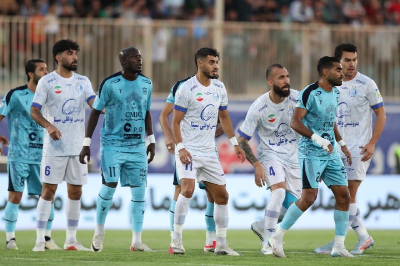 the Premier League in football; The supremacy of Esteghlal against Cedormelo in the first half.