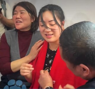 Житель Китая бросил новорожденную внучку в туалете, потому что хотел внука. Внучка выжила и нашла свою семью спустя 28 лет, сообщает South China Morning Post.Хун Янли родилась в деревне и была третьим ребенком в семье. Ее мать Ян Сяоин рассказала, что на с