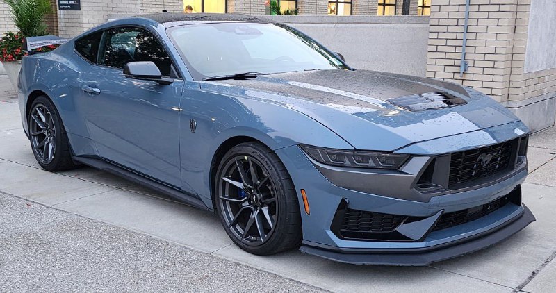 Первый серийный Ford Mustang Dark Horse продали за $300 000
