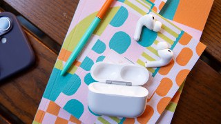 Первые обзоры AirPods Pro 3Журналисты отмечают, что новые наушники сидят заметно удобнее, шум вокруг будто исчезает, а музыка звучит богаче и детальнее.В обзорах пишут, что с ними даже привычные треки раскрываются по-новому, а встроенный пульсометр неожида