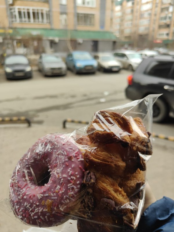 Вот и первая отправка в озон прошла! Нужна только маркировка, но штрих-код или в будущем этикетка внутри товара – тоже полезно и надо делать дальше. Деньги, скорее всего, спишутся в личном кабинете, за оформление на точке не взяли. И пора начинать больше спать. Спасибо всем, кто помогает!ДополненоКстати, интересный факт: продавец по системе FBS знает, что вы купили и ваш адрес. Если для вас важно купить что-то анонимно, лучше не вызывайте курьера, тогда на этикетке будет только адрес пунтка выдачи. Также думал над проектом 