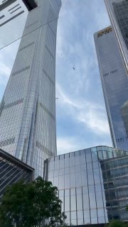 В одно из самых высоких зданий мира врезался самолетКак пишет The New York Times, небольшой самолет врезался в 109-этажную башню CITIC Tower, также известную как China Zun, в деловом районе Пекина. В результате чего огромные обломки и части самолета обруши