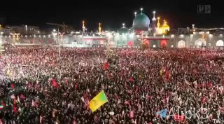העם האיראני מזמר בקול אחד במסגד הקדוש ברזאווי: