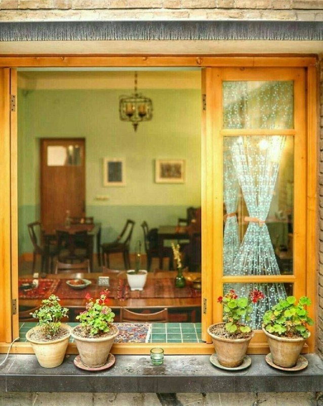 عشق يعنى...🖤: عصرها آدمها هوایی میشوند هوایی خاطراتشانو ذهنشان پر می کشد به حوالیِکودکی تا امروز... عصرها باید آرامتر بودتا ذهن از سفر