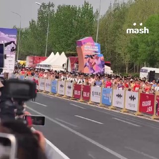 Пов: ты бежишь ставить какашки и клоунов под постами Mash в MAX через 0,00003 секунды после публикации.На самом деле на видео — роботы-участники полумарафона в Пекине. Один из железных пришёл первым и установил рекорд — пробежал 20 км за 50 минут 26 секунд