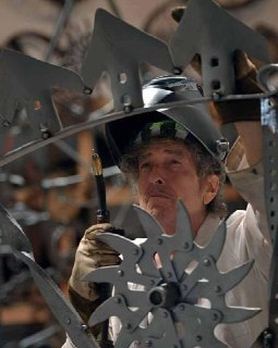 Лауреат Нобелевской премии по литературе Боб Дилан завёл на «Патреоне» серию «Лекции из могилы». За пять долларов в месяц можно получить доступ к вымышленным историям и лекциям от лица покойных американских знаменитостей в диапазоне от Марка Твена до Аарон