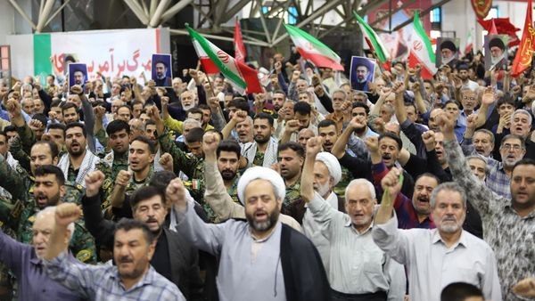 اخبار اصفهان: حماسه اصفهانیها در خونخواهی رهبر شهید🔹️گلستان شهدای اصفهان با پرچمهای سرخ خونخواهی، تصاویر رهبر بر دستان زنان و کودک