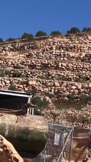 מתנחלים מתגרים בתושבים בכפר אל-מוג'יר, מזרחית לרמאללה.