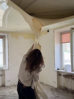 Инспекция по борьбе с жёлтыми натяжными потолками незамедлительно выехала на объект. На самом деле немного поучаствовали в демонтаже. В будущем в э... - изображение 2 - инспекция, борьбе, жёлтыми