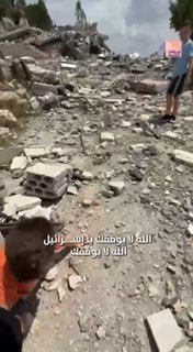 ילד לבנוני בודק את הריסות ביתו בדרום לבנון: "נחזור ונבנה אותו מחדש".