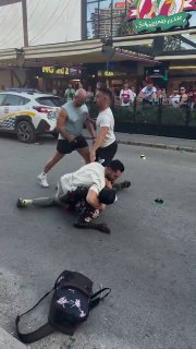 כאוס בפלמה דה מיורקה. סרטון ויראלי לוכד את הרגע שבו רוכלי רחוב מתפזרים בטירוף מטורף בעקבות תקיפה של המשטרה…