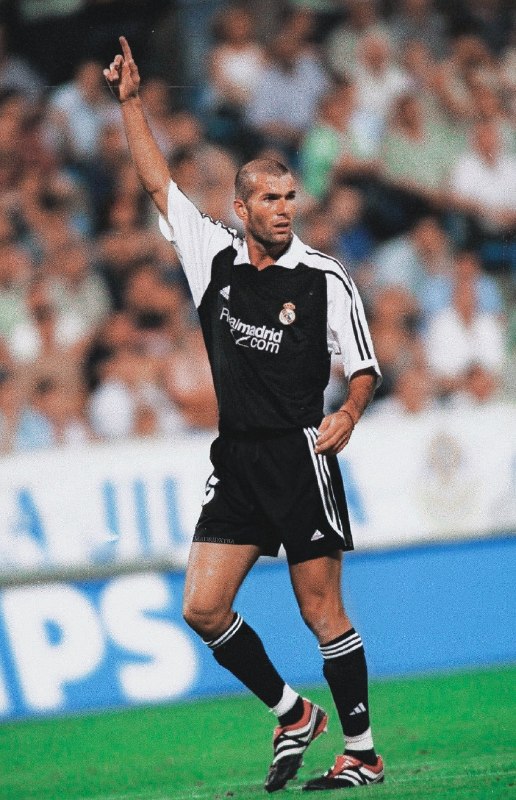 REAL MADRID PAGE: 📆۲۵ سال قبل در چنین روزی؛ نخستین بازی زیزوی افسانهای برای رئال مادرید۱۹ آگوست ۲۰۰۱، زینالدین زیدان نخستین بازی رسمی خو