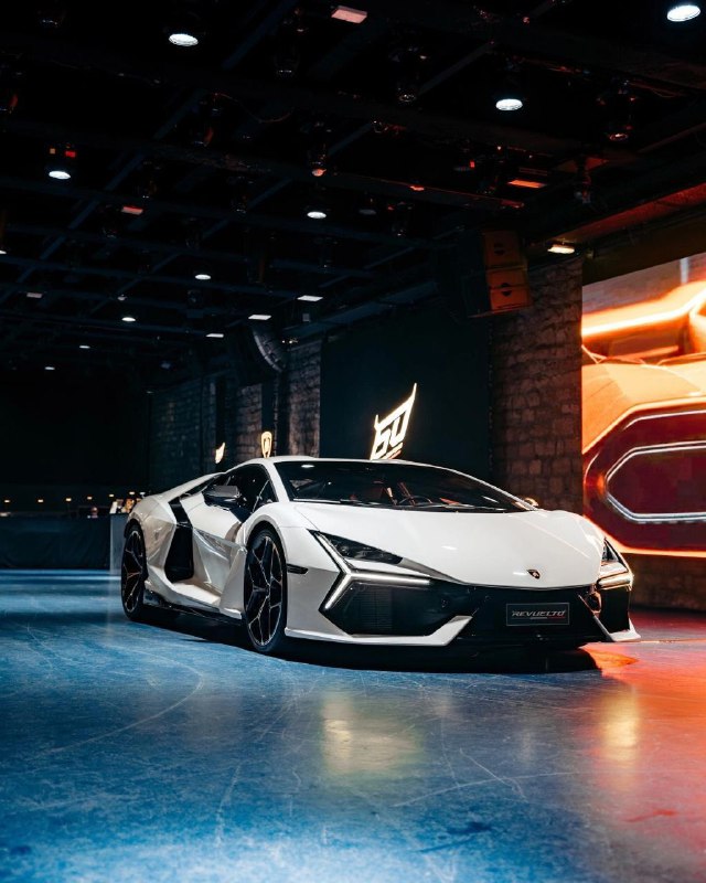 Lamborghini Revuelto 4