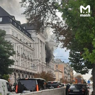 Число пострадавших в результате атаки увеличилось до семи — шестеро находятся на лечении в стационарах городских больниц.Сейчас район оцеплен. В здании зафиксирован пожар — экстренные службы продолжают работу.❗ Не грузятся фото и видео? Читайте нас в MAX