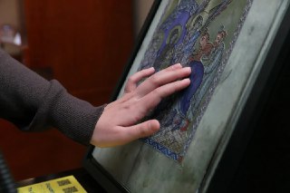 В музеях обычно просят ничего «руками не трогать». А как быть незрячим, кто воспринимает мир исключительно на ощупь?Проект Эрны Ревазовой начался от обратного — с фразы «пожалуйста, прикоснитесь».Авторы решали этический вопрос, который не всем приходит в г