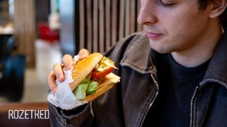«Вкусно — и точка» угощает пончиками с шоколадом  Сеть объявила о скором старте «Итальянских недель». Посетители смогут попробовать «Панини Тоскана» с рукколой и базиликом, сырные палочки с пицца-соусом и «Фреш Маффин» с базиликовым соусом.  Блюда начнут п