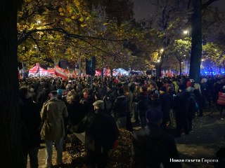 У Конституционного суда Польши проходит масштабный митингВ Варшаве несколько тысяч человек собрались у здания Конституционного трибунала после отстранения его руководства, сообщил корреспондент «Новой-Европа» с места событий. Перед собравшимися выступают п