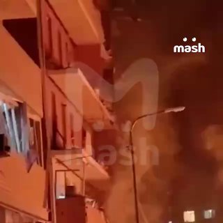 Не меньше двадцати пяти квартир повреждены после атаки украинского дрона в многоэтажку в посёлке Новая Адыгея. Всех жильцов эвакуировали из здания. Решается вопрос о месте их временного размещения в ближайшей школе. Официальной информации о пострадавших не