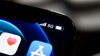 В России официально запустили 5G  О запуске объявили в Минцифры. Сейчас сети 5-го поколения будут работать в 16 городах — всего доступ должен появиться примерно у 10 млн абонентов.  Однако на iPhone, как и ожидалось, сети 5G недоступны. Это «зависит от реш