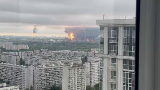 В Москве беспилотники атаковали НПЗ в Капотне, «принимаются меры к ликвидации последствий», сообщает Собянин.По словам мэра, на месте падения обломков беспилотников на территории ТЦ «Садовод» одно из зданий получило незначительные повреждения, пострадавших