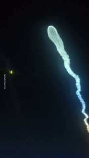 פס בהיר חתך את שמי הלילה ממש לנגד עיניהם של נוסעי המטוס. מופע האור הועלה על ידי הרקטה הסינית מרץ ארוך-6A. א…
