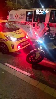 🇮🇱 A 40-year-old pedestrian was killed by a car on Highway 85 near the Bar-Lev industrial area. MDA medics and paramedics had to pronounce her dead at the scene at the end of CPR.