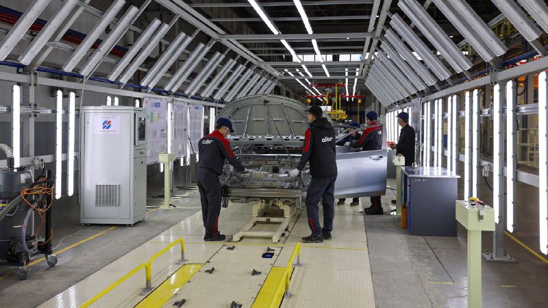 🇰🇿🚗 Қазақстанның автокөлік өнеркәсібі: рекорд қайдан шықты? 💬 «Қазақстанда көлік өндірісі жоқ, бәрін сырттан әкелеміз» - әлеуметтік желілерде мұндай пікірді жиі көруге болады. Ал ресми деректерді тексерсек, 2025 жыл отандық автокөлік өнеркәсібі үшін тарихи рекордпен аяқталғанын көруге болады. 🤔 Қалайша? Қандай зауыттар жұмыс істеп тұр? Бұл өсім ненің есебінен болды? Қарапайым тілмен түсіндіріп көрейік.  Ең алдымен - негізгі сандар «Қазақстан автомобиль одағының» дерегіне сәйкес, 2025 жылы елде 171 144 автокөлік шығарылды және бұл 2024 жылмен салыстырғанда 17,8%-ға артық көрсеткіш. Ал жалпы өндіріс көлемі 2,3 трлн теңгеден асқан. Яғни, автокөлік жасау - жай ғана бір сала емес, экономиканың драйверіне айналып отыр. Автоөнеркәсіп неге маңызды? Бір қызығы, бүгінде автокөлік өнеркәсібі машина жасау саласының 41,7%-ын және өңдеу өнеркәсібінің шамамен 8%-ын құрап отыр. Одан саланың өнеркәсіптік өсімнің негізгі қозғаушы күші мәртебесін сақтап қалғанын аңғарамыз. Қарапайым айтқанда, зауыттағы әрбір шығарылған көлік - жұмыс орны, салық, тапсырыс және қосымша өндіріс деген сөз. Инвестиция қайдан келді? 2025 жылы бұл салаға 113,6 млрд теңге инвестиция тартылған. Бұл қаржы ескі зауыттарды жаңғыртуға, жаңа өндіріс орындарын іске қосуға және автокомпоненттер өндірісін кеңейтуге жұмсалған. Соның нәтижесінде: Алматы мен Қостанайда Astana Motors Manufacturing Kazakhstan және Kia Qazaqstan зауыттары іске қосылды. Жұмыс орындары көбейді Өндірістің өсуі еңбек нарығына да әсер етті. Осылайша, автомобиль өнеркәсібіндегі жұмысшылар саны 11 153-ке дейін артқан. Бұл көрсеткіш 2024 жылмен салыстырғанда 62,2%-ға артық. Яғни, автозауыттар тек көлік шығарумен ғана айналыспай, халықты тұрақты жұмыс орындарымен қамтамасыз етті. Қандай көліктер көп шығарылды? Әдеттегідей, жеңіл автомобильдер саланың ең үлкен үрлесін құрады: • жеңіл көлік — 158 944 бірлік (+19%) • коммерциялық техника — 12 200 бірлік (+8%) Кімдер көш бастап тұр? Өндірушілер арасында Allur (Қостанай) 92 100 көлік бірлігімен көш бастаса,  Hyundai Trans Kazakhstan былтыр 52 040 көлік шығарған. Жаңа Astana Motors Manufacturing Kazakhstan зауыты да оң нәтиже көрсетті. Зауыт іске қосылған соң, алғашқы айларда 15 180 көлік шығарған. Ал, Kia Qazaqstan 2 885 көлікті жинап үлгерген.  Бұдан еліміздегі автокөлік өнеркәсібі саласының қарқынды дамып жатқанын көруге болады. Бұл - өндірісті жергіліктендіру, жеткізу тізбегін дамыту, инвестиция тарту, экспорттық әлеуетті арттыруға бағытталған ұтымды мемлекеттік саясаттың нәтижесі. Өнеркәсіп және құрылыс министрлігі саланың тұрақты өсуін, жоғары қосылған құны бар өнім үлесін арттыруды алдағы жылдары да жалғастыруды көздеп отыр.  💬 Қысқасы, «Қазақстанда автокөлік өндірісі жоқ емес» бар. Тіпті аталған сала былтыр оң нәтиже көрсетіп, ел экономикасының дамуының тағы бір дәлелі болған.🇰🇿🚗 Қазақстанның автокөлік өнеркәсібі: рекорд қайдан шықты? 💬 «Қазақстанда көлік өндірісі жоқ, бәрін сырттан әкелеміз» - әлеуметтік желілерде мұндай пікірді жиі көруге болады. Ал ресми деректерді тексерсек, 2025 жыл отандық автокөлік өнеркәсібі үшін тарихи рекордпен аяқталғанын көруге болады. 🤔 Қалайша? Қандай зауыттар жұмыс істеп тұр? Бұл өсім ненің есебінен болды? Қарапайым тілмен түсіндіріп көрейік.  Ең алдымен - негізгі сандар «Қазақстан автомобиль одағының» дерегіне сәйкес, 2025 жылы елде 171 144 автокөлік шығарылды және бұл 2024 жылмен салыстырғанда 17,8%-ға артық көрсеткіш. Ал жалпы өндіріс көлемі 2,3 трлн теңгеден асқан. Яғни, автокөлік жасау - жай ғана бір сала емес, экономиканың драйверіне айналып отыр. Автоөнеркәсіп неге маңызды? Бір қызығы, бүгінде автокөлік өнеркәсібі машина жасау саласының 41,7%-ын және өңдеу өнеркәсібінің шамамен 8%-ын құрап отыр. Одан саланың өнеркәсіптік өсімнің негізгі қозғаушы күші мәртебесін сақтап қалғанын аңғарамыз. Қарапайым айтқанда, зауыттағы әрбір шығарылған көлік - жұмыс орны, салық, тапсырыс және қосымша өндіріс деген сөз. Инвестиция қайдан келді? 2025 жылы бұл салаға 113,6 млрд теңге инвестиция тартылған. Бұл қаржы ескі зауыттарды жаңғыртуға, жаңа өндіріс орындарын іске қосуға және автокомпоненттер өндірісін кеңейтуге жұмсалған. Соның нәтижесінде: Алматы мен Қостанайда Astana Motors Manufacturing Kazakhstan және Kia Qazaqstan зауыттары іске қосылды. Жұмыс орындары көбейді Өндірістің өсуі еңбек нарығына да әсер етті. Осылайша, автомобиль өнеркәсібіндегі жұмысшылар саны 11 153-ке дейін артқан. Бұл көрсеткіш 2024 жылмен салыстырғанда 62,2%-ға артық. Яғни, автозауыттар тек көлік шығарумен ғана айналыспай, халықты тұрақты жұмыс орындарымен қамтамасыз етті. Қандай көліктер көп шығарылды? Әдеттегідей, жеңіл автомобильдер саланың ең үлкен үрлесін құрады: • жеңіл көлік — 158 944 бірлік (+19%) • коммерциялық техника — 12 200 бірлік (+8%) Кімдер көш бастап тұр? Өндірушілер арасында Allur (Қостанай) 92 100 көлік бірлігімен көш бастаса,  Hyundai Trans Kazakhstan былтыр 52 040 көлік шығарған. Жаңа Astana Motors Manufacturing Kazakhstan зауыты да оң нәтиже көрсетті. Зауыт іске қосылған соң, алғашқы айларда 15 180 көлік шығарған. Ал, Kia Qazaqstan 2 885 көлікті жинап үлгерген.  Бұдан еліміздегі автокөлік өнеркәсібі саласының қарқынды дамып жатқанын көруге болады. Бұл - өндірісті жергіліктендіру, жеткізу тізбегін дамыту, инвестиция тарту, экспорттық әлеуетті арттыруға бағытталған ұтымды мемлекеттік саясаттың нәтижесі. Өнеркәсіп және құрылыс министрлігі саланың тұрақты өсуін, жоғары қосылған құны бар өнім үлесін арттыруды алдағы жылдары да жалғастыруды көздеп отыр.  💬 Қысқасы, «Қазақстанда автокөлік өндірісі жоқ емес» бар. Тіпті аталған сала былтыр оң нәтиже көрсетіп, ел экономикасының дамуының тағы бір дәлелі болған.