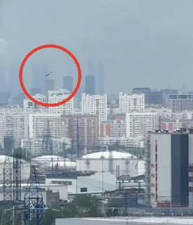 Спасатели потушили пожар на НПЗ в Капотне после второй атаки дронов за месяц. Завод обеспечивает большую часть потребностей столицы в топливеСотрудники МЧС ликвидировали пожар на территории Московского нефтеперерабатывающего завода в Капотне, возникший пос