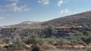 כוחות הכיבוש יורים פצצות גז לעבר חקלאים ב"ג'בל אל-ארמה" בעיירה ביתא, דרומית לשכם.
