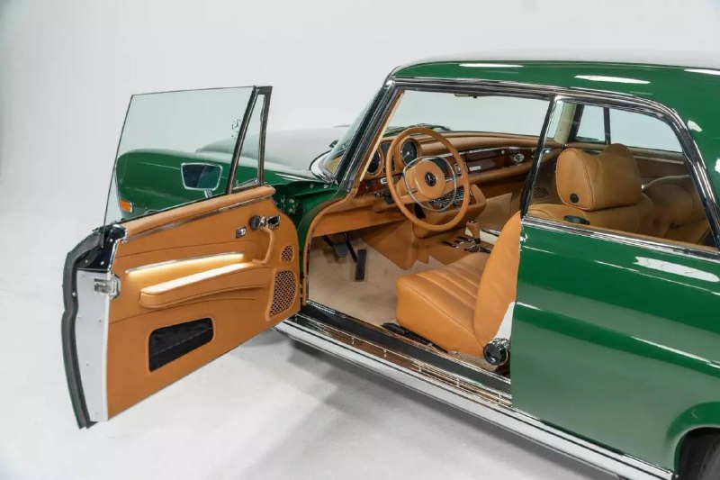 Отреставрированный Mercedes-Benz 280SE превратили в самый быстрый такой седан в истории. 5