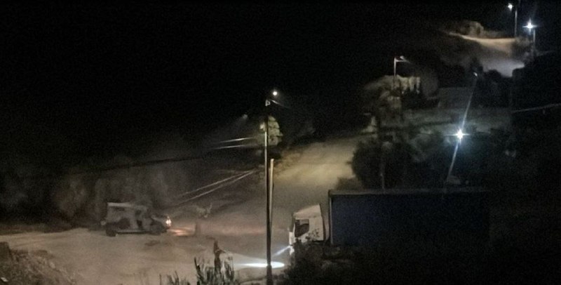 צבא הכיבוש סורק כלי רכב חולפים במהלך ההסתערות על היישוב ביתא מדרום לשכם
