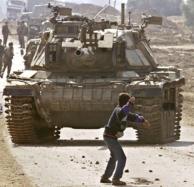 לפני 26 שנים בימים אלו תמונה זו צולמה של ילד פלסטיני שעמד מול טנק ישראלי ברצועת עזה עם אבן בלבד. שמו של היל…