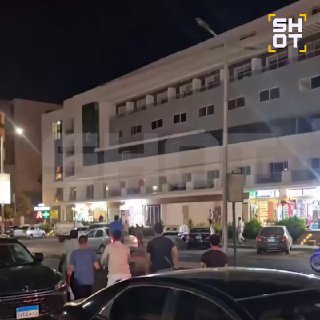 אידיוט עם סכין רץ ברחוב, תקף תיירים ואיים עליהם ליד מלון עם רוסים במצרים לפי בעיטה, האיש רץ לאורך רחוב תייר…