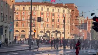 🇮🇹 A police water cannon shoots down a rioting elephant in Bologna.