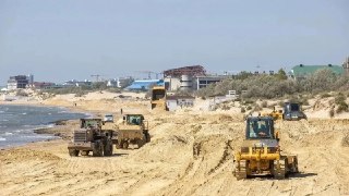 💬 Губернатор Кубани Кондратьев: песок анапских пляжей теперь «не уступает по качеству» тайскому. «Он чище, чем на Лазурном побережье» — вице-премьер ЧернышенкоРоссийские чиновники на старте курортного сезона принялись нахваливать песок анапских пляжей, сер