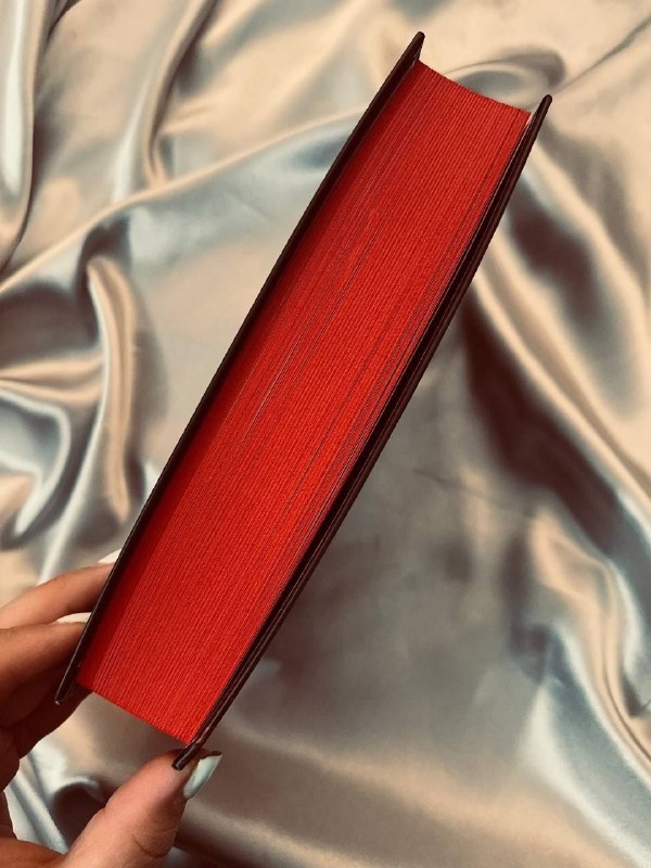 "Baran Book📚": از فنآرتهای جذاب داخل کتاب نگم براتون! 😭🖤🩸 جلد سخت و محکم🎨 فنآرتهای خاص و چشمگیر داخل کتاب❤️🔥 و اون لبههای قرمز ر