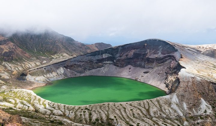 藏王御釜(おかま）｜宮城縣日本 –每年4月至11月限定開放，神秘的火山湖泊有著千變萬化景色